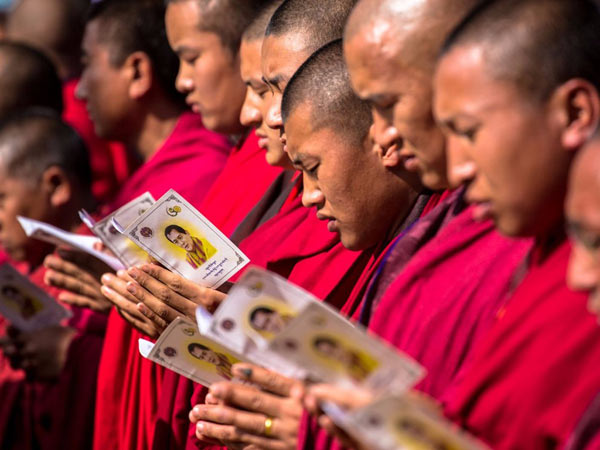 Tượng các Dakini, hay thiên thần trong thế giới Phật giáo, xuất hiện khắp thủ đô. Hiện tại Bhutan như đang trải qua cuộc cách mạng công nghiệp và công nghệ cùng lúc.